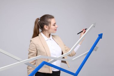 İş kadını ile büyüme Grafiği gri arka plan üzerinde çalışma