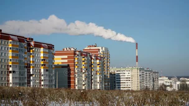 A fumaça da chaminé da planta na área residencial. A ecologia urbana . — Vídeo de Stock