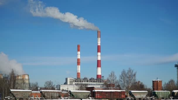 Thermische elektriciteitscentrale of een fabriek met roken schoorstenen. Vervuilende rook in de heldere blauwe hemel. — Stockvideo