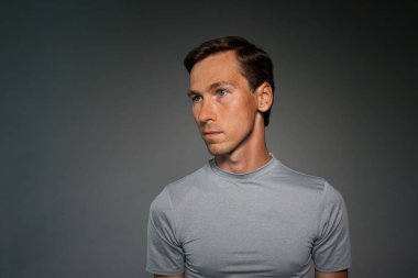 T-shirt genç adam gri arka plan üzerinde.