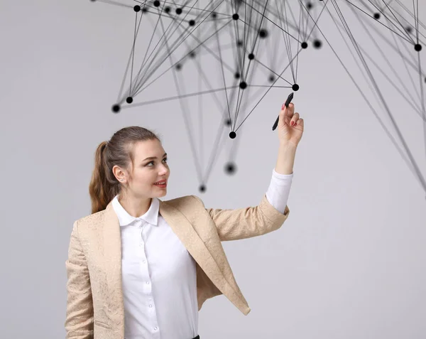 Concepto futurista de red mundial o conexión inalámbrica a Internet. Mujer trabajando con puntos vinculados . — Foto de Stock