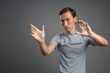 Saydam sanal arabirim perde ile çalışan adam.