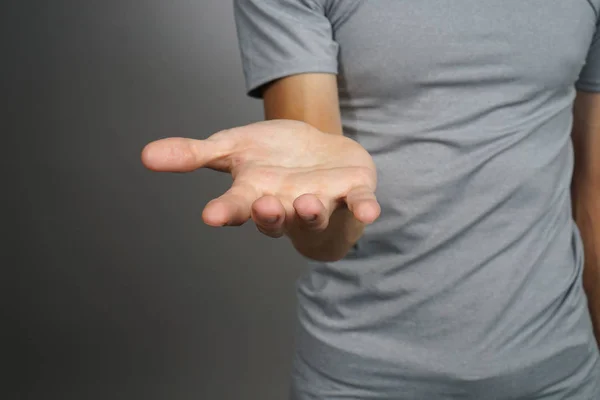 Mann hält etwas auf der Handfläche — Stockfoto