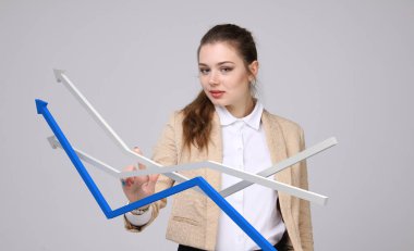 İş kadını ile büyüme Grafiği gri arka plan üzerinde çalışma