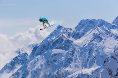 dağlar üzerinde uçan snowboarder