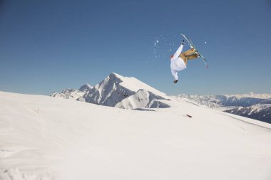 Dağlarda uçan kayakçı. Sıra dışı spor.