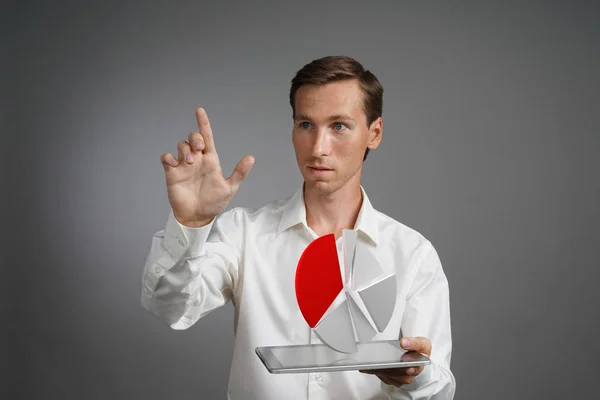 Mann im weißen Hemd arbeitet mit Tortendiagramm auf einem Tablet-Computer, Anwendung für Budgetplanung oder Finanzstatistiken. — Stockfoto