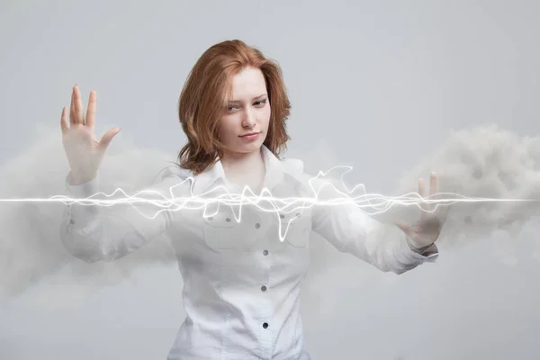 Az nő, ami a varázslat hatás - flash villám. A villamos energia magas energia fogalma. — Stock Fotó