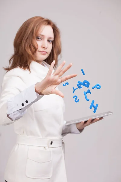 Kvinna som arbetar med en uppsättning bokstäver, skriva koncept. — Stockfoto