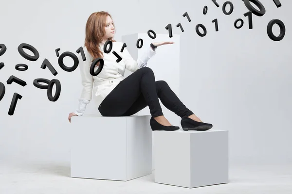 Frau, die mit binärem Code arbeitet, Konzept der digitalen Technologie. — Stockfoto