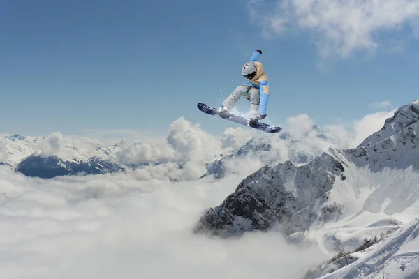 Flygande snowboardåkare på fjället. Extrem sport. — Stockfoto