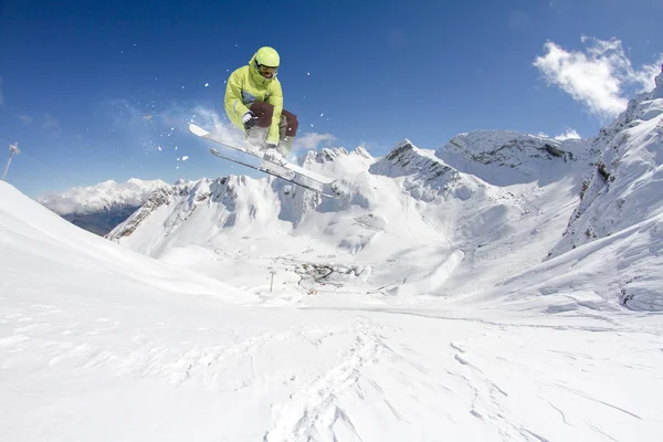 Skifahrer springen auf Bergen. Extremsport. — Stockfoto