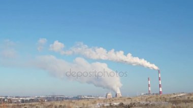 Termik santral ya da sigara bacaları ve yalnız bir ağaç ile bir fabrika.