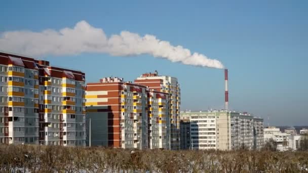 El humo de la chimenea de la planta en la zona residencial. La ecología urbana . — Vídeos de Stock