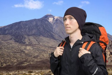 Dağ manzarası içinde volkan Teide yürüyen uzun yürüyüşe çıkan kimse adam. Tenerife, Kanarya Adaları, İspanya.