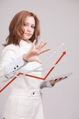 İş kadını ile büyüme Grafiği gri arka plan üzerinde çalışma