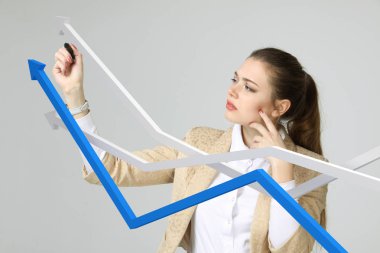 İş kadını ile büyüme Grafiği gri arka plan üzerinde çalışma