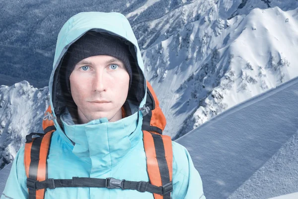 背景の高山で、カメラを見て登山家の男。クローズ アップの肖像画. — ストック写真