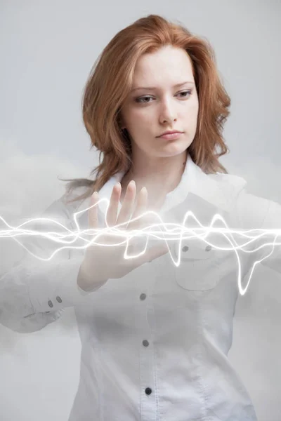 Donna che fa effetto magico - lampo lampeggiante. Il concetto di elettricità, alta energia . — Foto Stock