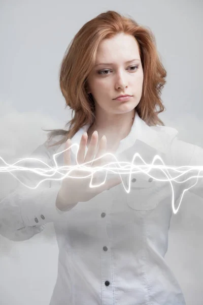 Mulher fazendo efeito mágico - relâmpago flash. O conceito de eletricidade, alta energia . — Fotografia de Stock