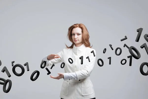 Vrouw die met binaire code, concept van digitale technologie werkt. — Stockfoto