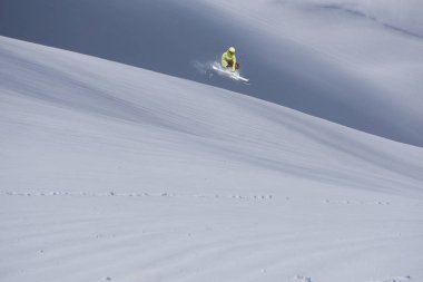 Dağlardaki atlama kayak binici. Ekstrem Kayak freeride spor.