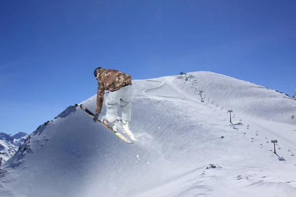 Scialpinista saltando sulle montagne. Sport estremo con sci freeride . — Foto Stock