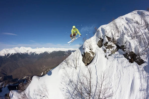 Cavalier de ski sautant sur les montagnes. Ski freeride extrême sport . — Photo