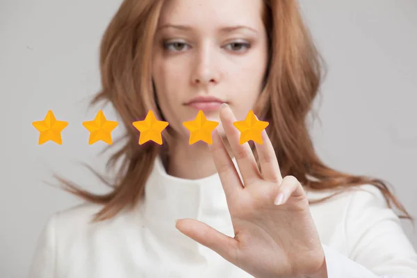 Fem stjärniga betyg eller ranking, benchmarking koncept. Kvinna bedömer service, hotell, restaurang — Stockfoto