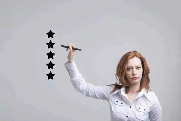 Pięć gwiazd, Ocena lub ranking, analiza porównawcza koncepcja. Kobieta ocenia usługi, hotel, restauracja — Zdjęcie stockowe