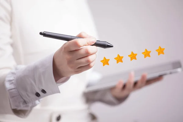 Fünf-Sterne-Bewertung oder Ranking, Benchmarking-Konzept. Frau bewertet Service, Hotel, Restaurant — Stockfoto