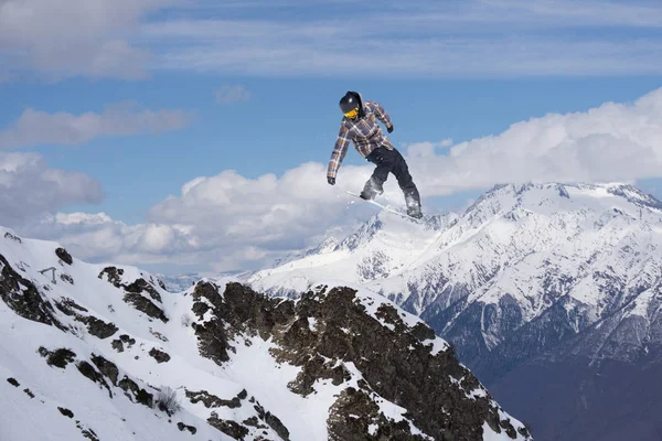 Snowboarder volant sur les montagnes. Sport extrême. — Photo