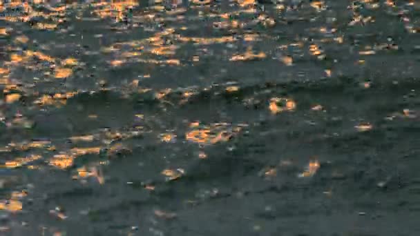 Ondas do mar ao pôr do sol. — Vídeo de Stock