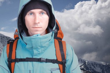 Uzun yürüyüşe çıkan kimse adam kış dağlarda.