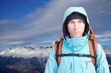 Uzun yürüyüşe çıkan kimse adam kış dağlarda.