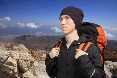 Dağ manzarası içinde volkan Teide yürüyen uzun yürüyüşe çıkan kimse adam. Tenerife, Kanarya Adaları, İspanya.