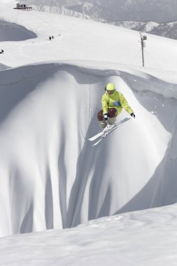 Dağlardaki atlama kayak binici. Ekstrem Kayak freeride spor.