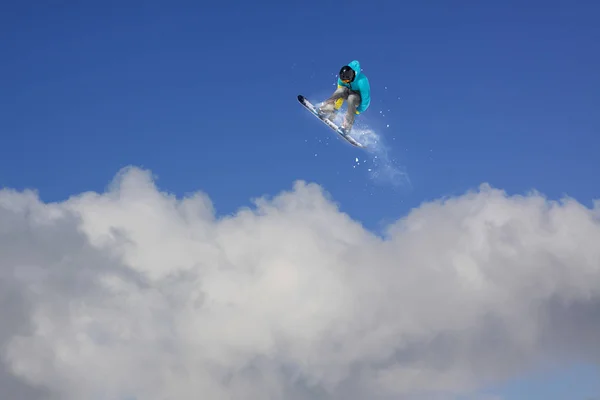 Cavaliere snowboard saltare sulle montagne. Sport estremo freeride snowboard. — Foto Stock