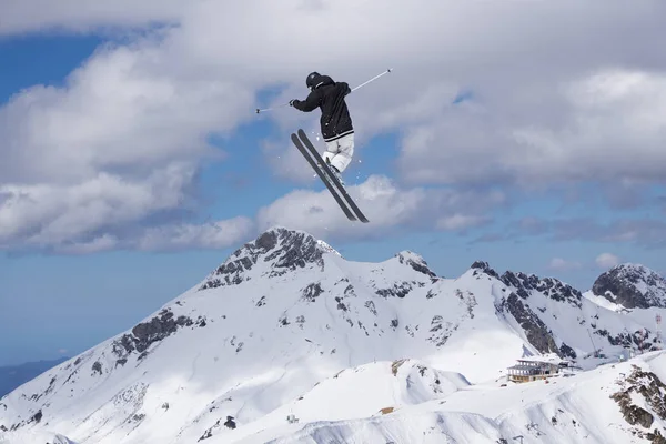 Skiër springt op de bergen. Extreme sporten. — Stockfoto