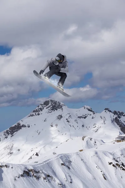 Flying snowboarder on mountains. Extreme sport. — Stock Photo, Image