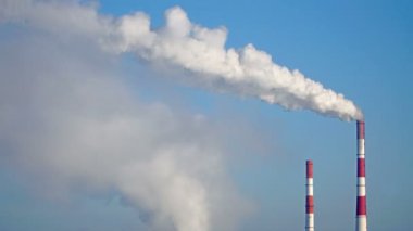Emisyon üzerinden endüstriyel Fabrika boru duman.