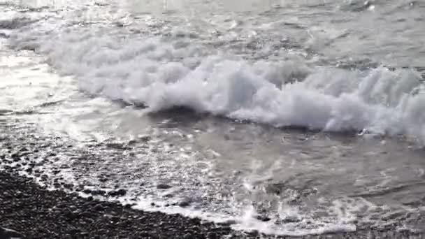 Las olas del mar lava playa de guijarros . — Vídeo de stock