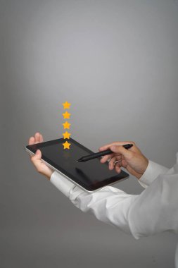 Beş yıldızlı değerlendirme veya sıralaması, kavram kıyaslama. Tablet Pc ile adam değerlendiriyor Servisi, otel, Restoran