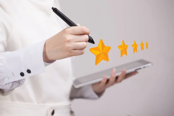 Vijf sterren rating of ranking, benchmarking concept. Vrouw beoordeelt service, hotel, restaurant — Stockfoto