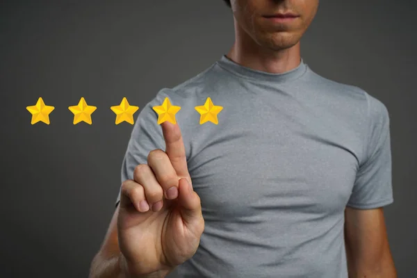 Valutazione o classifica a cinque stelle, concetto di benchmarking. L'uomo valuta servizio, hotel, ristorante — Foto Stock