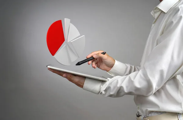 Pria berbaju putih yang bekerja dengan diagram lingkaran pada komputer tablet, aplikasi untuk perencanaan anggaran atau statistik keuangan . — Stok Foto