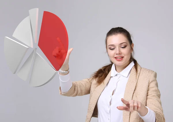 女性は、円グラフ、円線図を示しています。ビジネス分析の概念. — ストック写真