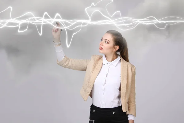 Žena, takže magický efekt - flash blesk. O elektřině, vysokých energií. — Stock fotografie
