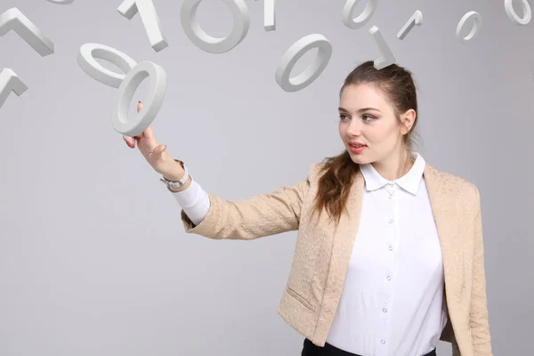 Vrouw die met binaire code, concept van digitale technologie werkt. — Stockfoto