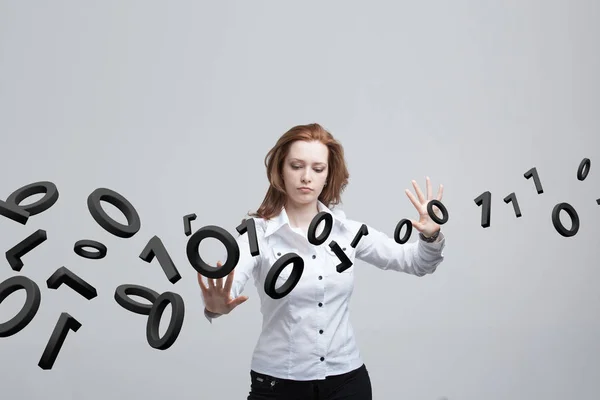 Frau, die mit binärem Code arbeitet, Konzept der digitalen Technologie. — Stockfoto